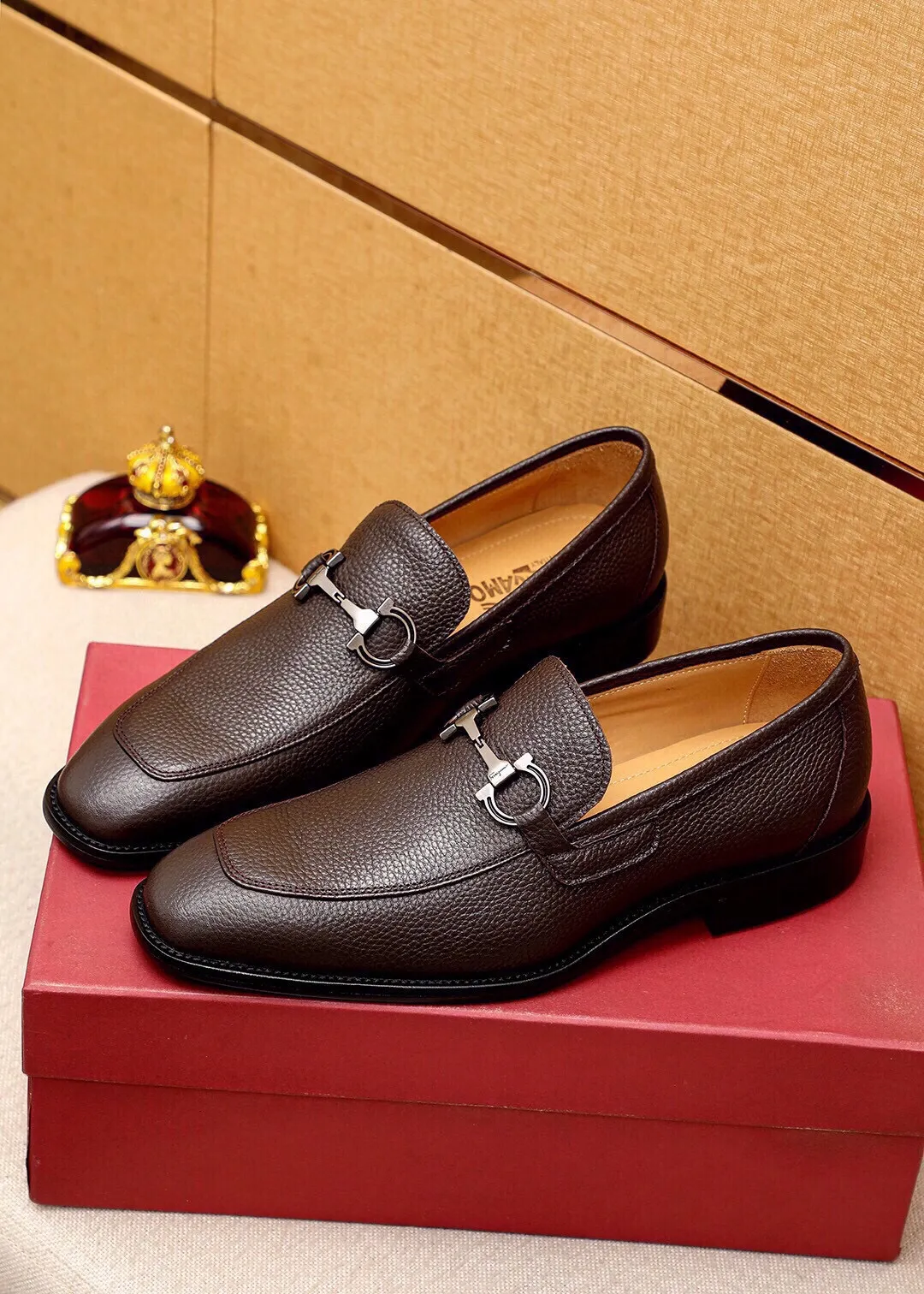 Men's shoes 💰480 💐 Product trademark: Ferragamo "Ferragamo" casual leather shoes Regular size: 38-44 (45🉑️customized) Product materials: Selected imported first-layer pebbled cowhide leather upper + luxury hardware buckle, imported water-dyed cowhide leather lining. Strong three-dimensional visual effect, original outsole Color: 3⃣️colors available